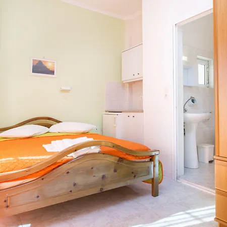 Paul's Apartment Perissa (Santorini)